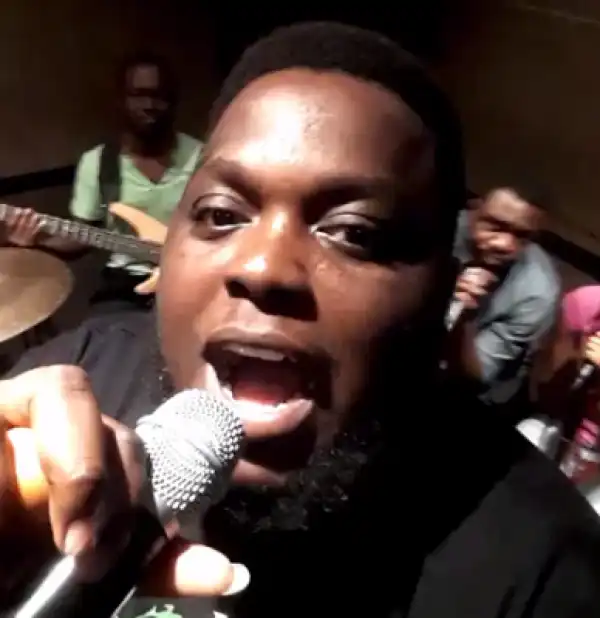 Singer Isaac Gerald proposes to girlfriend during his music concert (photo)